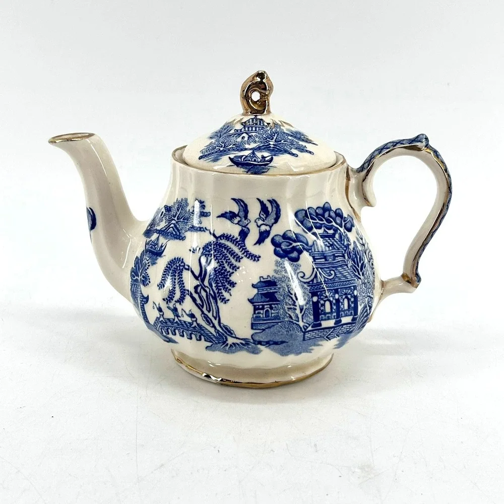 VTG Sadler Blue Willow Teapot Blue White Chinoiserie Ceramic Gold Trim Pagoda